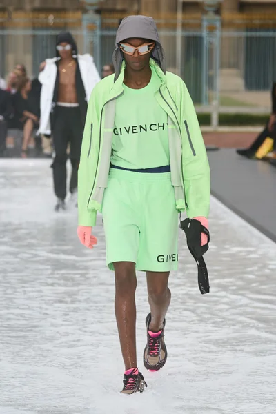 Look 18